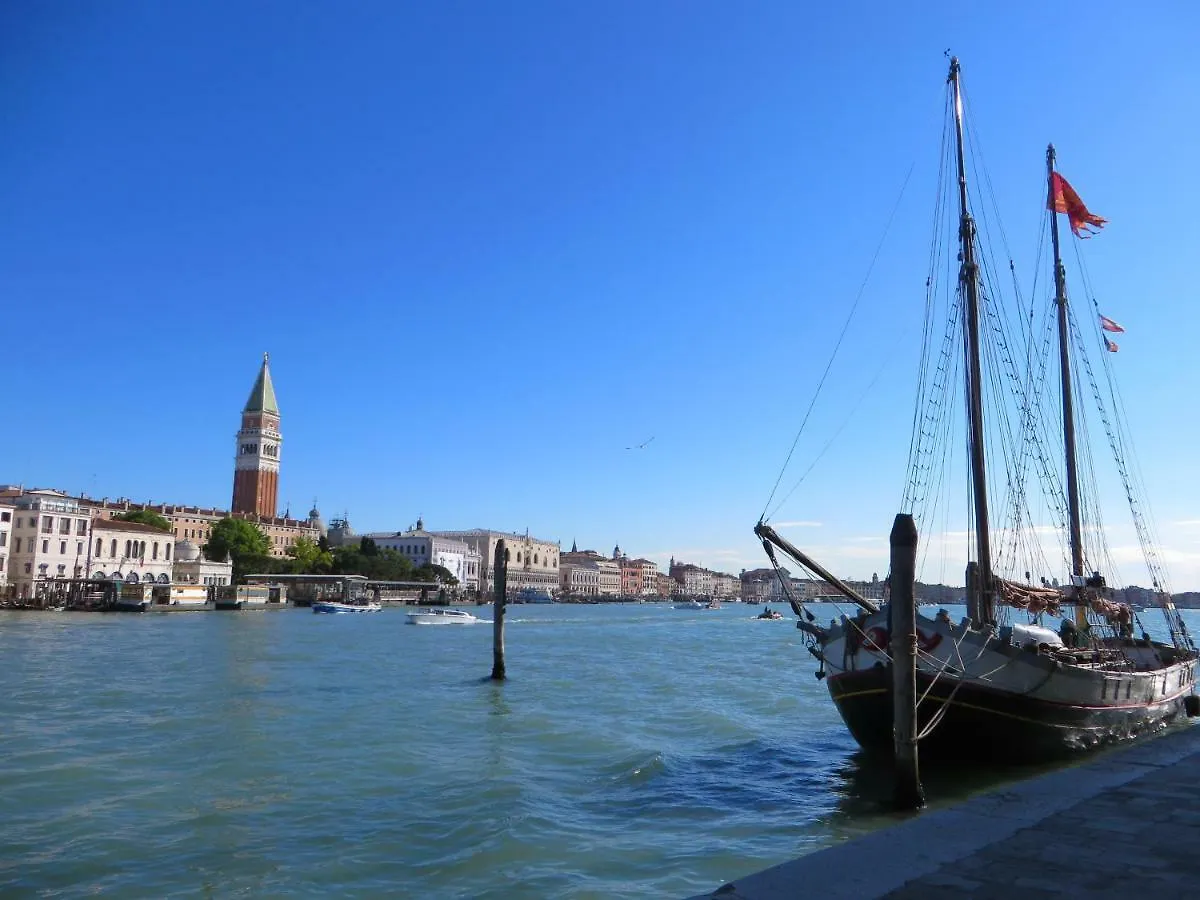 Hotel San Salvador Basic & Local 2 Stars Hotel Venezia Italia